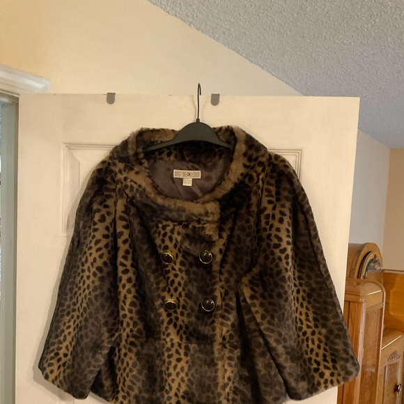 It’s adorable! Vintage style short jacket. Faux fur, size XL, buttons. - Picture 2 of 7